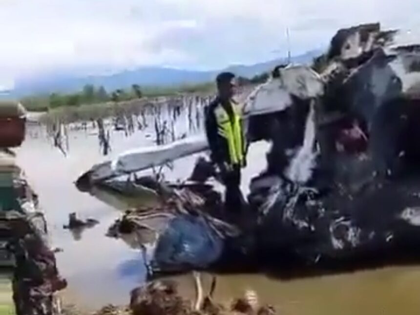 Pesawat SAM Air yang jatuh di sekitaran Bandara Panua Pohuwato Gorontalo pada Minggu (20/10/2024). Foto: IG, @mygigsmedia (tangkap layar)