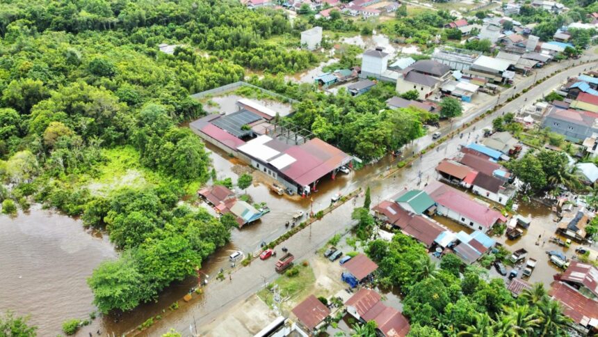 Situasi banjir merendam sebagian wilayah di Kabupaten Murung Raya, Kalimantan Tengah, Minggu (20/10/2024). Foto: BPBD Kabupaten Murung Raya