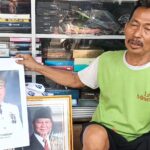 Pedagang foto frame, Kasbari menunjukkan bingkai foto Teguh Setyabudi yang resmi baru dilantik sebagai Penjabat (Pj) Gubernur DKI Jakarta di tokonya di kawasan Jatinegara, Jakarta Timur, Senin (21/10/2024). Foto: Joesvicar Iqbal/ipol.id