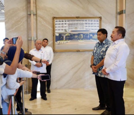 Jaksa Agung ST Burhanuddin saat menerima kunjungan kehormatan Menteri Perumahan dan Kawasan Permukiman RI Maruarar Sirait, dalam rangka membahas pengadaan lahan untuk permukiman rakyat. Pertemuan itu dilaksanakan pada Selasa (22/10/2024), di Gedung Utama Kejaksaan Agung, Jakarta. Foto: Yudha Krastawan/ipol.id