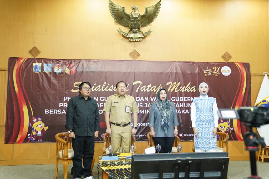 Sekretaris Kota (Sekko) Administrasi Jakarta Timur, Kusmanto bersama Ketua Divisi Teknis Penyelenggaraan Pilkada KPU Jakarta Timur, Carlos dan Divisi Sumber Daya Manusia (SDM) Badan Pengawas Pemilu (Bawaslu) Jakarta Timur, Amelia Rahman serta moderator dalam dialog sosialisasi bertajuk "Menuju Sukses Pilkada 2024" di Ruang Pola, Lantai 2, Blok A, Kantor Walikota Jakarta Timur, Selasa (22/10/2024). Foto: Ist