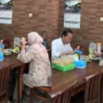 Momen Presiden ketujuh Jokowi mengunggah makan bersama istrinya Iriana Jokowi di salah satu rumah makan. Foto: IG, @jokowi (tangkap layar)