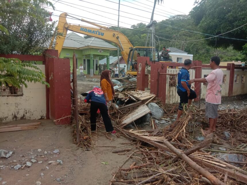 Kondisi rumah warga, perkantoran pemerintah daerah, hingga musala di Kabupaten Bone Bolango rusak terdampak banjir bandang yang terjadi pada Senin (21/10/2024) malam. Foto: BPBD Kabupaten Bone Bolango