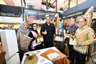 Maman Abdurrahman Menteri Usaha Mikro, Kecil, dan Menengah (UMKM) bersama Nicke Widyawati Direktur Utama Pertamina mengunjungi salah satu booth UMKM di Pameran Retail Nasional Pertamina SMEXPO 2024 yang tengah digelar di Kota Kasablanka, Jakarta, pada 22-27 Oktober 2024. Foto: Dok Pertamina