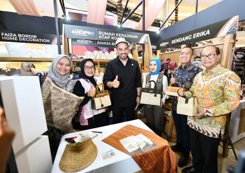 Maman Abdurrahman Menteri Usaha Mikro, Kecil, dan Menengah (UMKM) bersama Nicke Widyawati Direktur Utama Pertamina mengunjungi salah satu booth UMKM di Pameran Retail Nasional Pertamina SMEXPO 2024 yang tengah digelar di Kota Kasablanka, Jakarta, pada 22-27 Oktober 2024. Foto: Dok Pertamina