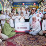 CEO AdMedika Dian Prambini (depan, kedua dari kanan) menyerahkan bantuan sosial kepada perwakilan Yayasan Yatim Piatu Nurul Imam Jafariah, Jakarta Pusat (depan, kedua dari kiri) sebagai rangkaian acara HUT AdMedika ke-22, beberapa waktu yang lalu. Foto: Telkom Indonesia