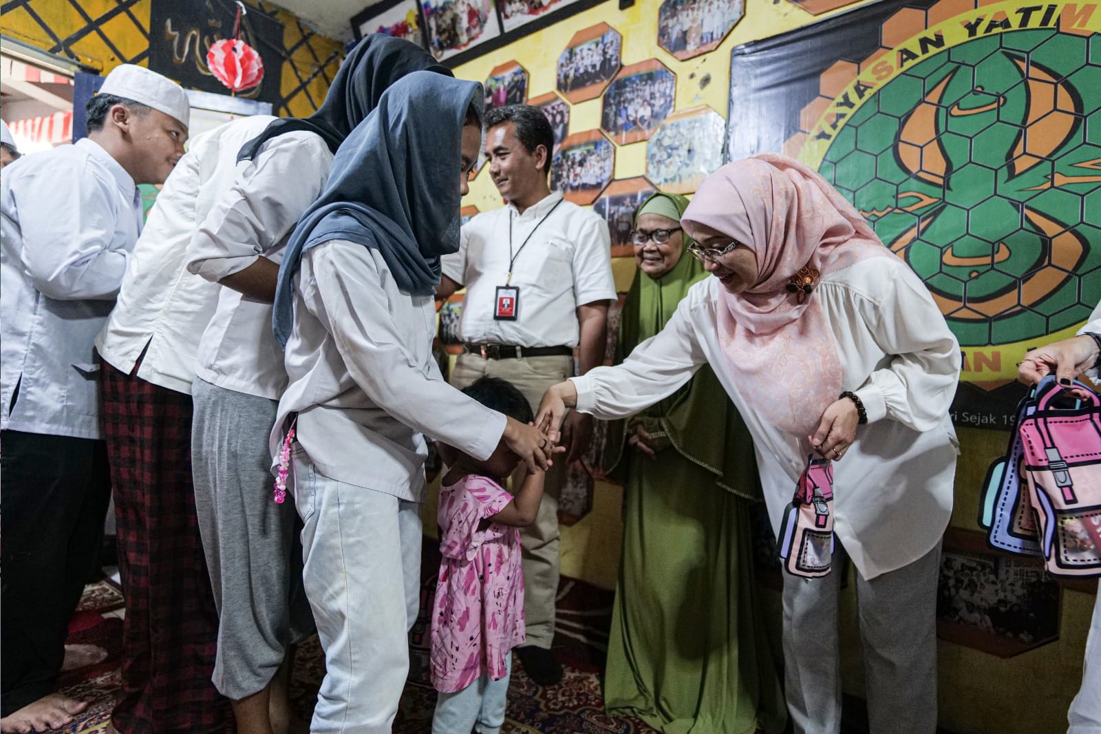 Pemberian bantuan oleh CEO AdMedika Dian Prambini (kanan) untuk keberlangsungan pendidikan dan belajar mengajar di Yayasan Yatim Piatu Nurul Imam Jafariah, Jakarta Pusat, beberapa waktu yang lalu. Foto: Telkom Indonesia