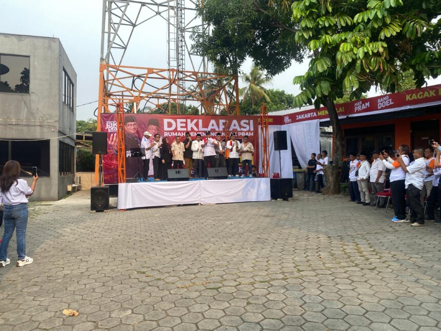 Para relawan pasangan Cagub-cawagub DKI Jakarta, Pramono Anung-Rano Karno (Bang Doel) saat mendeklarasikan pemenangan di Bens Zone Graha Etikom di Jalan Raya Jagakarsa, nomor 39, Jagakarsa, Jakarta Selatan, Rabu (23/10/2024) sore. Foto: Joesvicar Iqbal/ipol.id