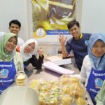 Para peserta UKM asal Semarang, Purwokerto, dan Jember mengikuti kegiatan Akselerasi UKM Bogasari 2024 pelatihan resep makanan dengan praktik langsung membuat makanan berbasis terigu. Pelatihan diberikan oleh baker senior BBC, didatangkan khusus dari Jakarta dan Surabaya, Jawa Timur, Selasa (22/10/2024). Foto: Ist