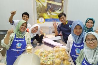 Para peserta UKM asal Semarang, Purwokerto, dan Jember mengikuti kegiatan Akselerasi UKM Bogasari 2024 pelatihan resep makanan dengan praktik langsung membuat makanan berbasis terigu. Pelatihan diberikan oleh baker senior BBC, didatangkan khusus dari Jakarta dan Surabaya, Jawa Timur, Selasa (22/10/2024). Foto: Ist