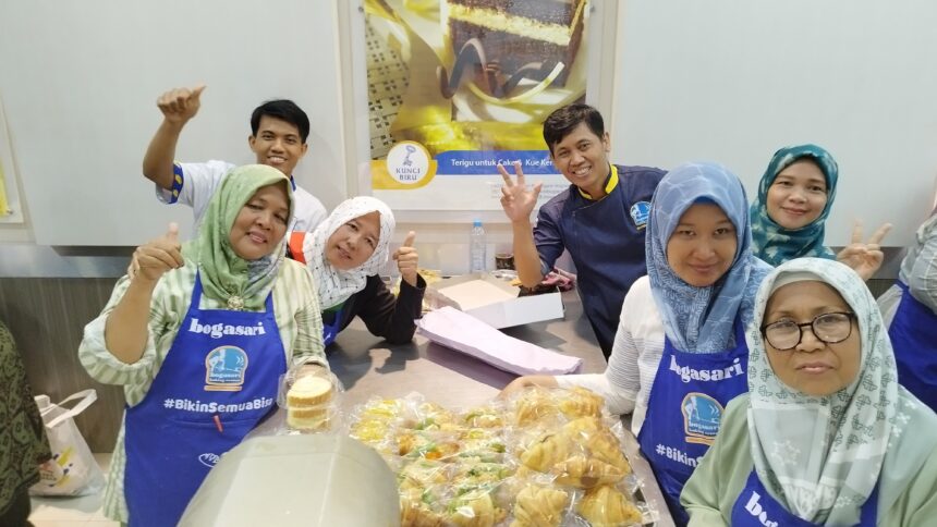 Para peserta UKM asal Semarang, Purwokerto, dan Jember mengikuti kegiatan Akselerasi UKM Bogasari 2024 pelatihan resep makanan dengan praktik langsung membuat makanan berbasis terigu. Pelatihan diberikan oleh baker senior BBC, didatangkan khusus dari Jakarta dan Surabaya, Jawa Timur, Selasa (22/10/2024). Foto: Ist