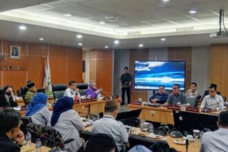 Rapat konsultasi Komisi E dengan dinas pendidikan.(Foto sofian/ipol.id)