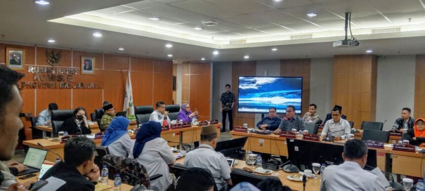 Rapat konsultasi Komisi E dengan dinas pendidikan.(Foto sofian/ipol.id)