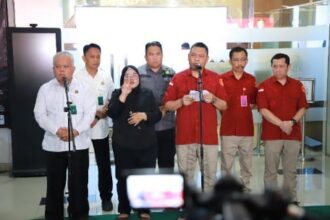 Direktur Penyidikan pada Jaksa Agung Muda Pidana Khusus (Jampidsus), Abdul Qohar (ketiga dari kanan) dalam jumpa pers di depan Menara Kartika Adhyaksa Kejaksaan Agung, Kebayoran Baru, Jakarta Selatan, Rabu (23/10/2024). Foto: Yudha Krastawan/ipol.id