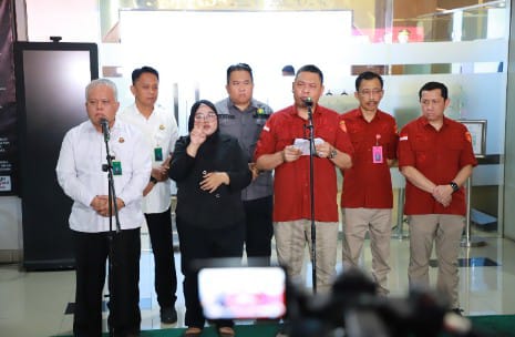 Direktur Penyidikan pada Jaksa Agung Muda Pidana Khusus (Jampidsus), Abdul Qohar (ketiga dari kanan) dalam jumpa pers di depan Menara Kartika Adhyaksa Kejaksaan Agung, Kebayoran Baru, Jakarta Selatan, Rabu (23/10/2024). Foto: Yudha Krastawan/ipol.id