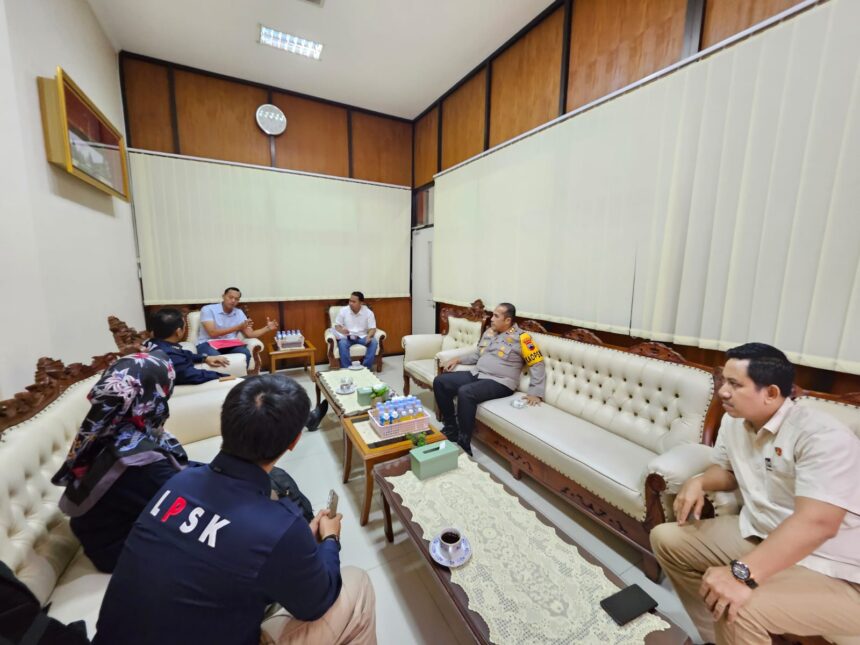 Wakil Ketua Lembaga Perlindungan Saksi dan Korban (LPSK), Wawan Fahrudin dan tim LPSK dalam upaya jemput bola membahas bersama polisi hingga melindungi korban dugaan pencabulan oleh terduga oknum kepala desa (Kades) di Kudus, Jawa Tengah, Rabu (23/10/2024). Foto: Ist