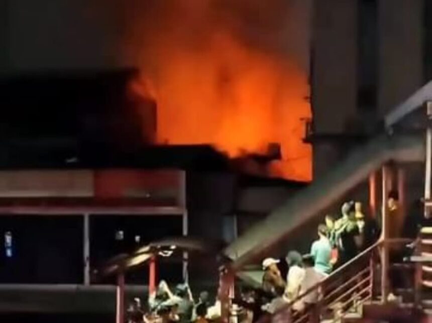 Kebakaran bangunan ruko di jalan Mampang Prapatan. Foto: IG, @ulujamitv (tangkap layar)