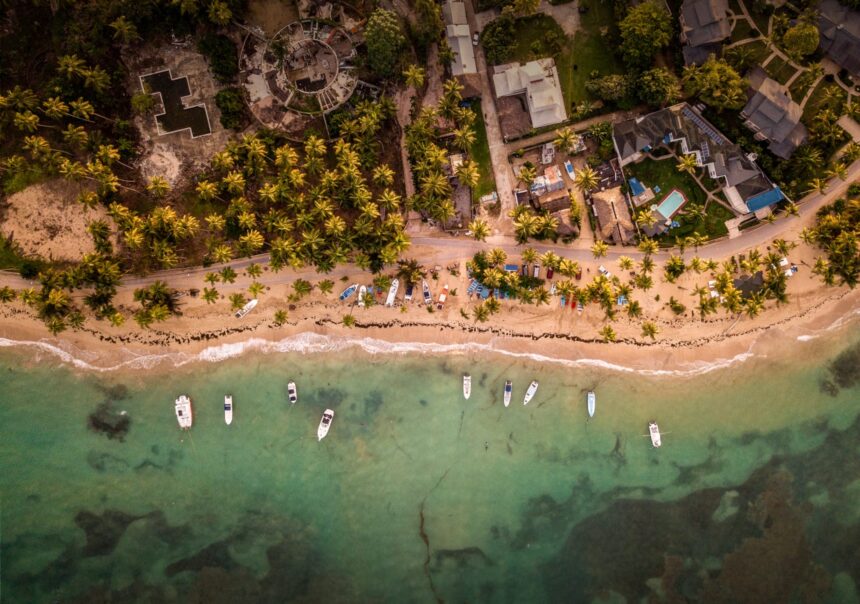 Ilustrasi - Pemandangan indah destinasi wisata lepas pantai dengan penginapan dan sejumlah kapal boats yang terparkir terpantau dari udara. Foto: Freepik