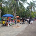 Suasana para pengunjung menikmati pemandangan hingga bermain bersama keluarga di Pantai Ancol di Jakarta Utara. Foto: Joesvicar Iqbal/dok/ipol.id