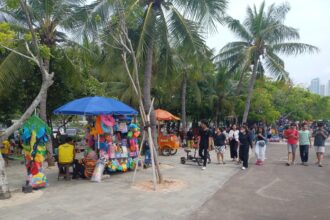 Suasana para pengunjung menikmati pemandangan hingga bermain bersama keluarga di Pantai Ancol di Jakarta Utara. Foto: Joesvicar Iqbal/dok/ipol.id