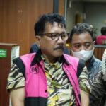 Mantan pejabat Mahkamah Agung (MA) berinisial ZR saat hendak ditahan oleh penyidik pidana khusus Kejaksaan Agung, Jumat (25/10/2024). Foto: Yudha Krastawan/ipol.id