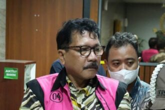 Mantan pejabat Mahkamah Agung (MA) berinisial ZR saat hendak ditahan oleh penyidik pidana khusus Kejaksaan Agung, Jumat (25/10/2024). Foto: Yudha Krastawan/ipol.id