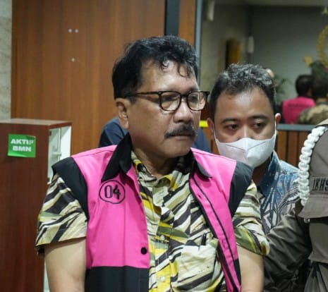 Mantan pejabat Mahkamah Agung (MA) berinisial ZR saat hendak ditahan oleh penyidik pidana khusus Kejaksaan Agung, Jumat (25/10/2024). Foto: Yudha Krastawan/ipol.id