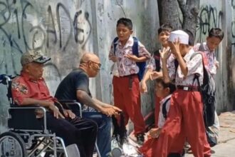 Pak Tarno jualan mainan menggunakan kursi roda. Foto: IG, @mygigsmedia (tangkap layar)