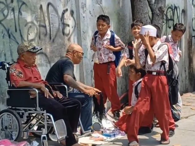 Pak Tarno jualan mainan menggunakan kursi roda. Foto: IG, @mygigsmedia (tangkap layar)