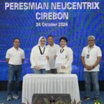 (Dari kiri ke kanan) Direktur Group Business Development Telkom Honesti Basyir, Direktur Network & IT Solution Telkom Herlan Wijanarko dan Direktur Wholesale & International Service Telkom Bogi Witjaksono usai penandatanganan Berita Acara Kesepakatan Penggunaan Layanan Data Center neuCentrIX Cirebon, beberapa waktu lalu. Foto: Telkom Indonesia