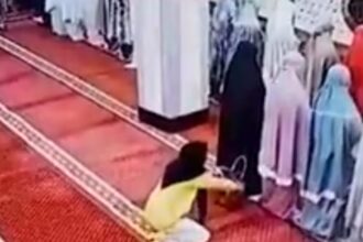 Geger aksi pencurian yang dilakukan seorang wanita di Masjid terekam CCTV. Foto: X @bacottetangga__ (tangkap layar)