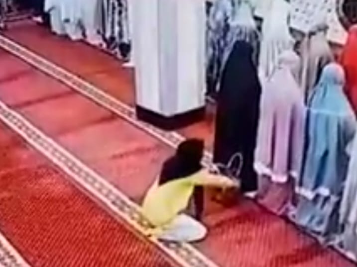 Geger aksi pencurian yang dilakukan seorang wanita di Masjid terekam CCTV. Foto: X @bacottetangga__ (tangkap layar)