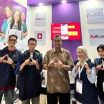 CMO AdMedika Muhamad Nasrun Ihsan (tengah) saat melakukan kunjungan ke booth AdMedika pada ajang Hospital Expo 2024 yang diselenggarakan di Jakarta Convention Center, beberapa waktu lalu. Foto: Telkom Indonesia