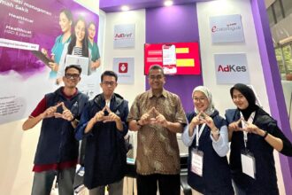 CMO AdMedika Muhamad Nasrun Ihsan (tengah) saat melakukan kunjungan ke booth AdMedika pada ajang Hospital Expo 2024 yang diselenggarakan di Jakarta Convention Center, beberapa waktu lalu. Foto: Telkom Indonesia