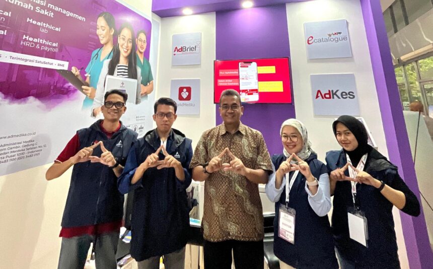 CMO AdMedika Muhamad Nasrun Ihsan (tengah) saat melakukan kunjungan ke booth AdMedika pada ajang Hospital Expo 2024 yang diselenggarakan di Jakarta Convention Center, beberapa waktu lalu. Foto: Telkom Indonesia