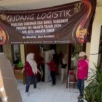 Sejumlah kotak suara untuk pemilihan kepala daerah (Pilkada) 2024 yang didistribusikan Komisi Pemilihan Umum (KPU) Jakarta Timur sudah diterima petugas di gudang logistik Kecamatan Pasar Rebo, Senin (28/10/2024). Foto: Ist