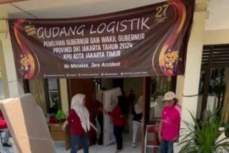 Sejumlah kotak suara untuk pemilihan kepala daerah (Pilkada) 2024 yang didistribusikan Komisi Pemilihan Umum (KPU) Jakarta Timur sudah diterima petugas di gudang logistik Kecamatan Pasar Rebo, Senin (28/10/2024). Foto: Ist