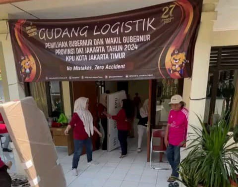 Sejumlah kotak suara untuk pemilihan kepala daerah (Pilkada) 2024 yang didistribusikan Komisi Pemilihan Umum (KPU) Jakarta Timur sudah diterima petugas di gudang logistik Kecamatan Pasar Rebo, Senin (28/10/2024). Foto: Ist