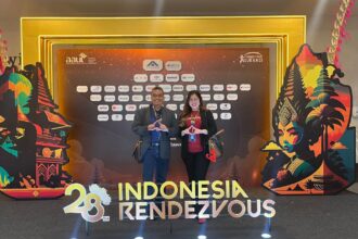 (Kiri) Chief Marketing Officer (CMO) AdMedika M. Nasrun Ihsan dan GM Insurance Service Gustina Fitriyanti dalam acara Indonesia Rendezvous 2024 ke-28 yang berlangsung di Nusa Dua, Bali, (9—12/10). Foto: Telkom Indonesia