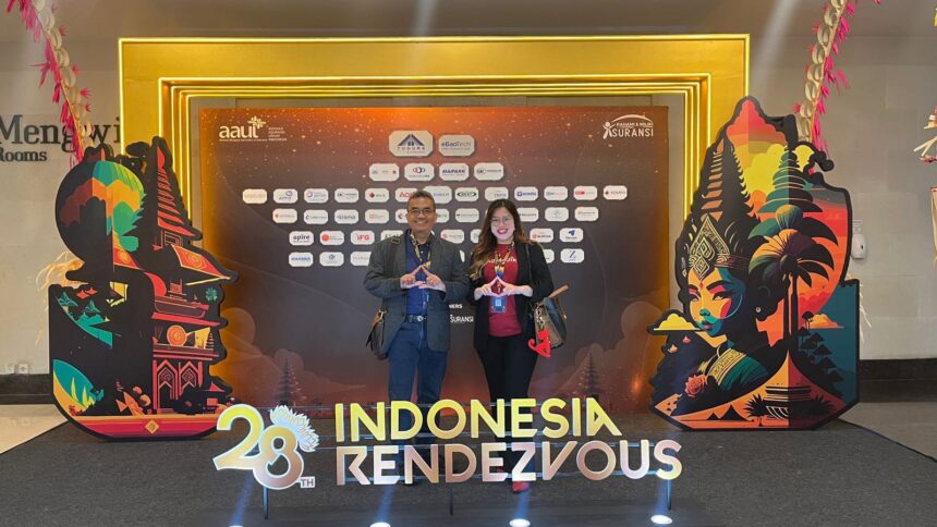 (Kiri) Chief Marketing Officer (CMO) AdMedika M. Nasrun Ihsan dan GM Insurance Service Gustina Fitriyanti dalam acara Indonesia Rendezvous 2024 ke-28 yang berlangsung di Nusa Dua, Bali, (9—12/10). Foto: Telkom Indonesia