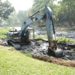 Kendaraan alat berat beko mengeruk Waduk Taman Cempaka Cilangkap dengan kedalaman 2 meter di Kelurahan Cilangkap, Kecamatan Cipayung, Jakarta Timur, pada Selasa (29/10/2024). Foto: Ist