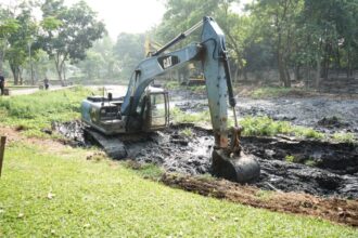 Kendaraan alat berat beko mengeruk Waduk Taman Cempaka Cilangkap dengan kedalaman 2 meter di Kelurahan Cilangkap, Kecamatan Cipayung, Jakarta Timur, pada Selasa (29/10/2024). Foto: Ist