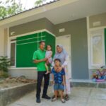 Driver Gojek asal Semarang, Jawa Tengah, Soni Yuliawan, 35, sejak menikah bermimpi memiliki rumah sendiri bersama istrinya. Kini impiannya terwujud telah memiliki unit rumah dari program KPR Subsidi yang diberikan Bank BTN. Foto: Ist