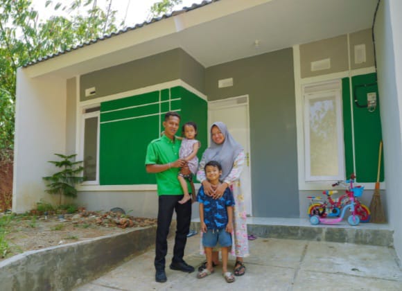 Driver Gojek asal Semarang, Jawa Tengah, Soni Yuliawan, 35, sejak menikah bermimpi memiliki rumah sendiri bersama istrinya. Kini impiannya terwujud telah memiliki unit rumah dari program KPR Subsidi yang diberikan Bank BTN. Foto: Ist