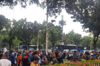 Aksi demo buruh di depan gedung Balaikota, Jakarta Pusat.(foto sofian/ipol.id).