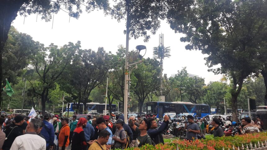 Aksi demo buruh di depan gedung Balaikota, Jakarta Pusat.(foto sofian/ipol.id).