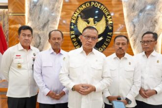 Wamenko Polkam Lodewijk Freidrich Paulus (tengah) saat jumpa pers di Jakarta, Rabu (30/10/2024). Foto: Humas Kemenko Polkam