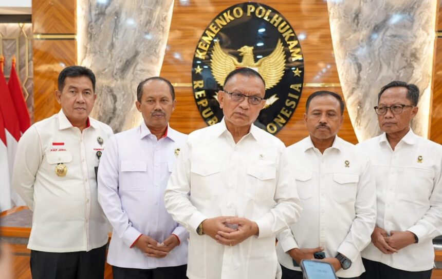 Wamenko Polkam Lodewijk Freidrich Paulus (tengah) saat jumpa pers di Jakarta, Rabu (30/10/2024). Foto: Humas Kemenko Polkam