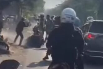 Viral video duel carok di Gresik terekam kamera amatir, kejadian di Jalan Raya Dr Wahidin Sudirohusodo, dekat SPBU arah menuju pintu Tol Kebomas, Gresik, Jawa Timur, Rabu (30/10/2024). Foto: IG, @info.negri (tangkap layar)