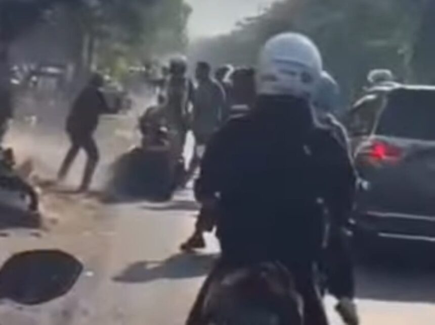 Viral video duel carok di Gresik terekam kamera amatir, kejadian di Jalan Raya Dr Wahidin Sudirohusodo, dekat SPBU arah menuju pintu Tol Kebomas, Gresik, Jawa Timur, Rabu (30/10/2024). Foto: IG, @info.negri (tangkap layar)